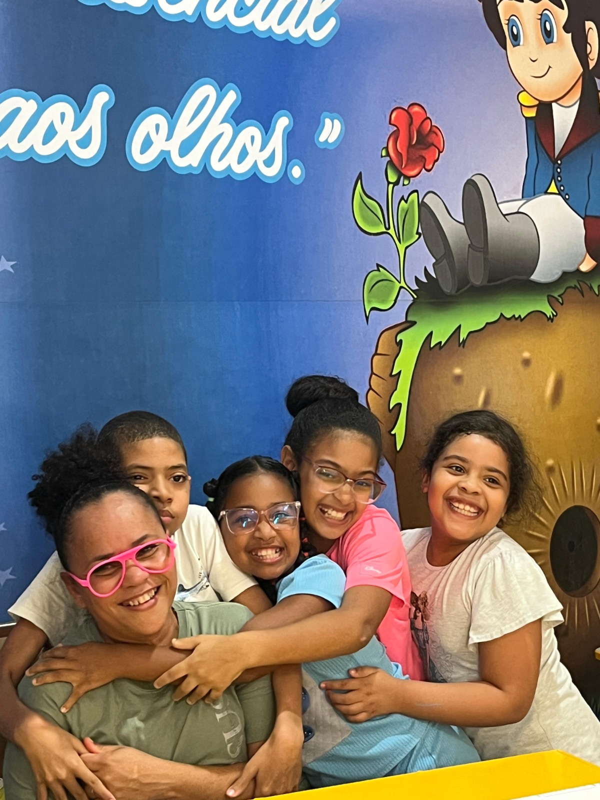 Primeiro contato - Professora ensinando alunos em sala de aula