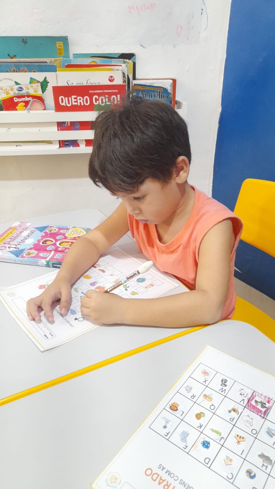 Avaliação pedagógica - Criança desenhando em atividade educativa